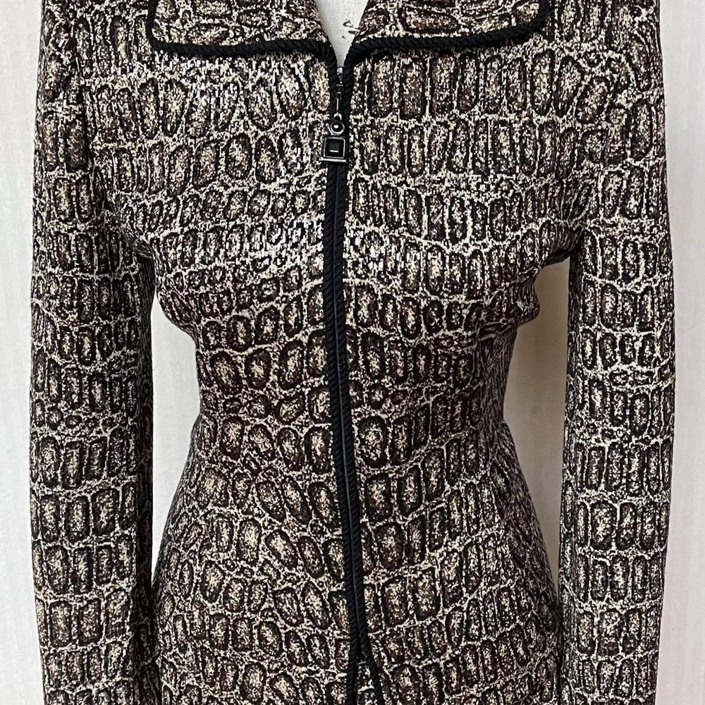 St john suit Size 10. Perfect like new!